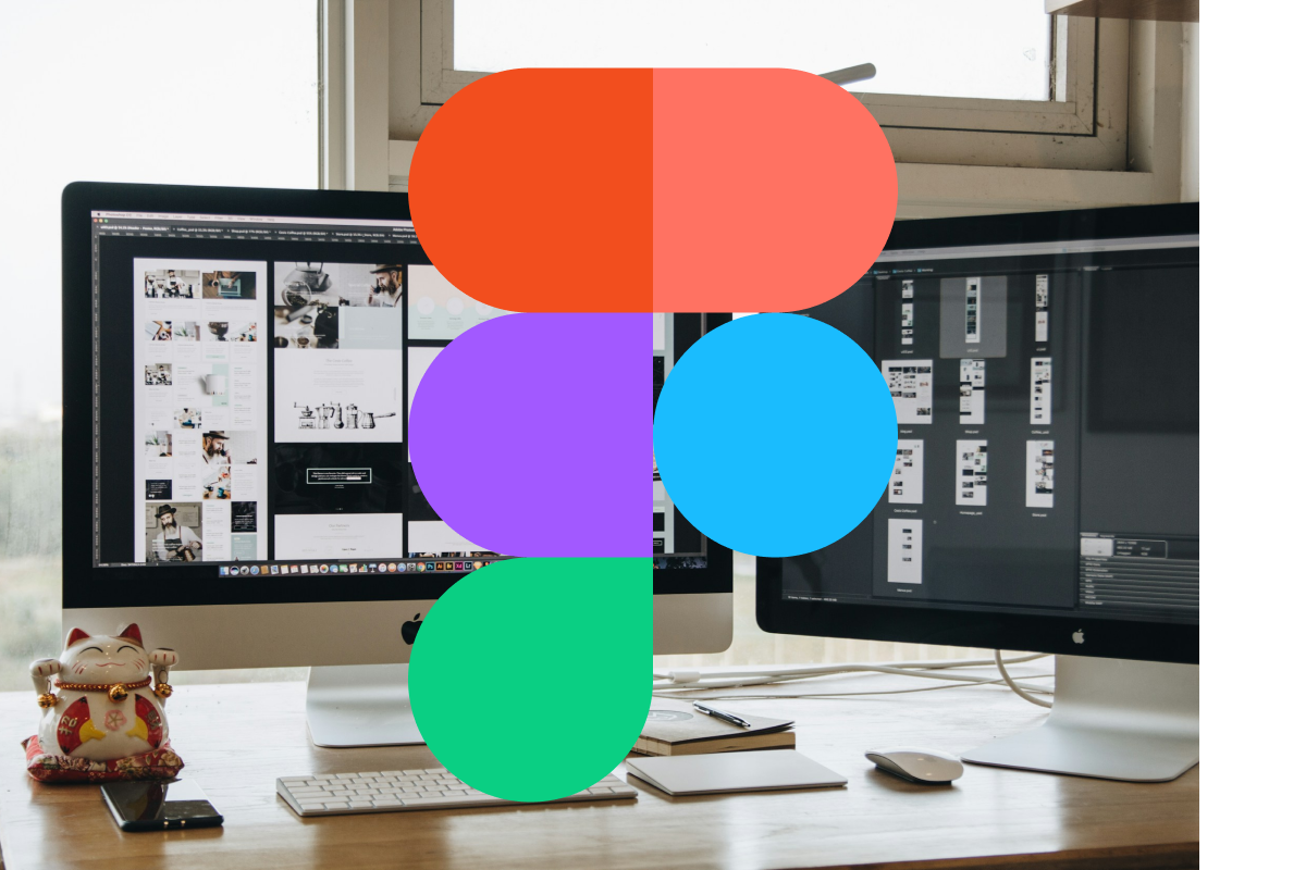 Zwei Monitore zeigen UI-Design-Wireframes in Figma, mit großem Figma-Logo im Vordergrund – moderner UI/UX-Design-Arbeitsplatz.